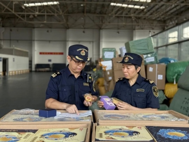上千盒月饼伪报玩具出口被查