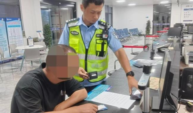 学生坐出租车后备箱被处罚 安全意识缺失引发警示