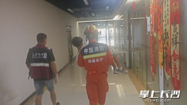 男童攀爬采光玻璃顶遇险 长沙消防紧急救援化险为夷