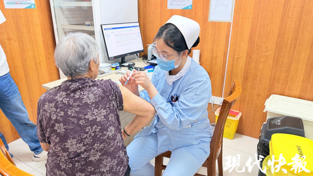 82岁老人撸猫,竟被抓咬出25处伤口 医德高尚救治及时