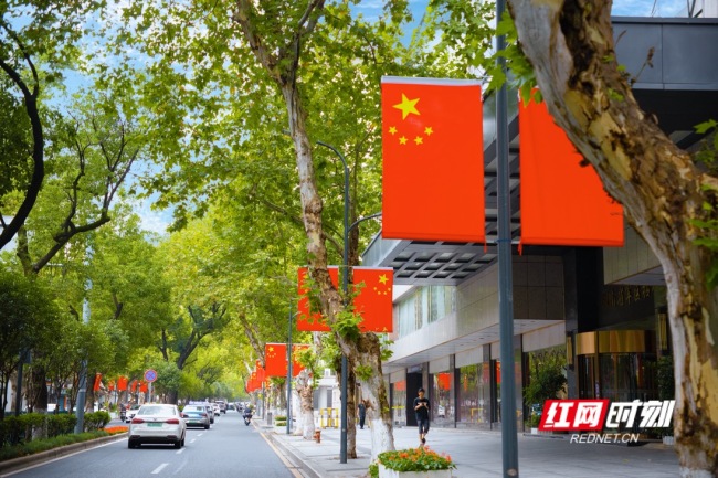 长沙满城“中国红” 节日盛装迎国庆