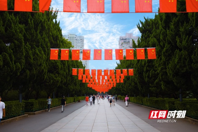 长沙满城“中国红” 节日盛装迎国庆