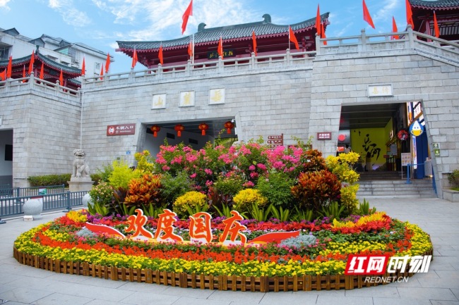 长沙满城“中国红” 节日盛装迎国庆
