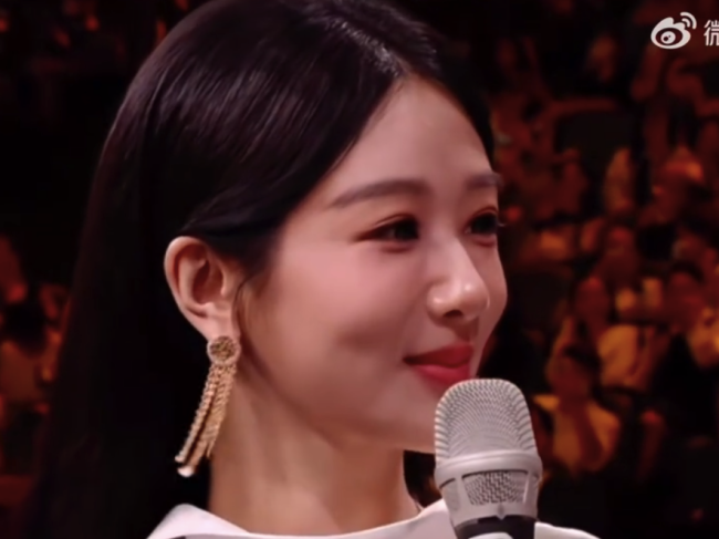 杨紫未拿奖从容离场状态松弛,她的松弛不是一天练成的