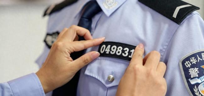 女儿接过因公殉职父亲警号