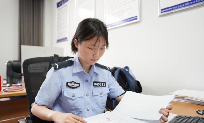 女儿接过因公殉职父亲警号 继承遗志再上刑侦岗