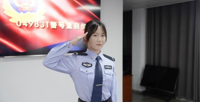 女儿接过因公殉职父亲警号 继承遗志再上刑侦岗