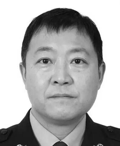 女儿接过因公殉职父亲警号 继承遗志再上刑侦岗