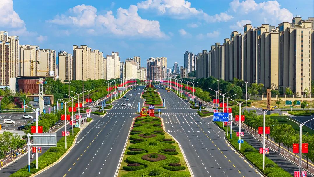 国庆假期加载中 各地涌动“中国红”