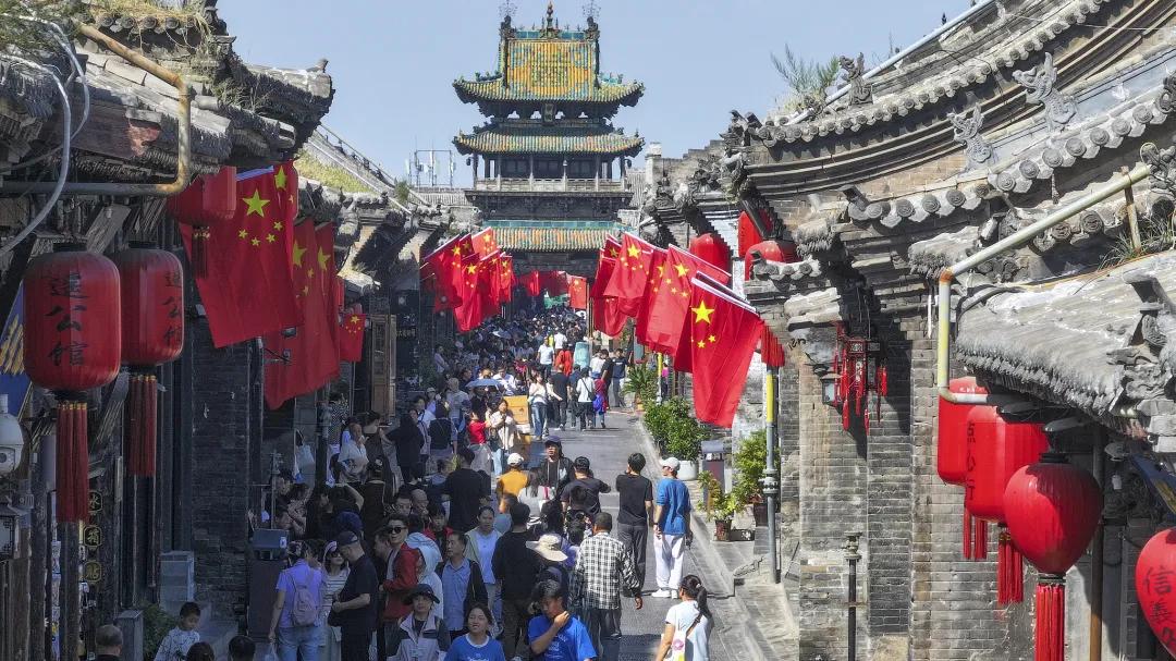 国庆假期加载中 各地涌动“中国红”