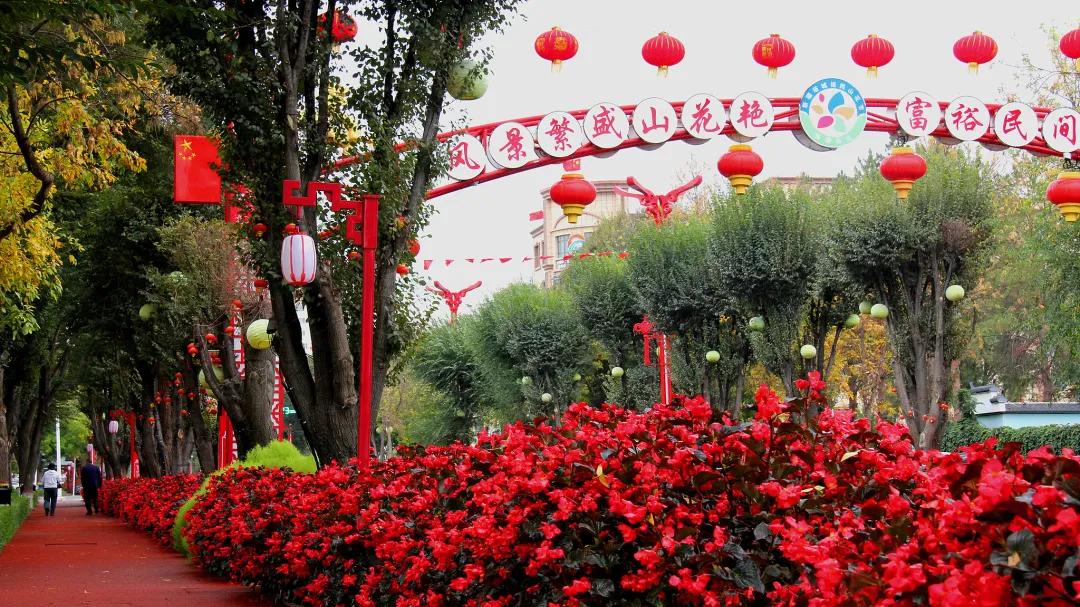 国庆假期加载中 各地涌动“中国红”