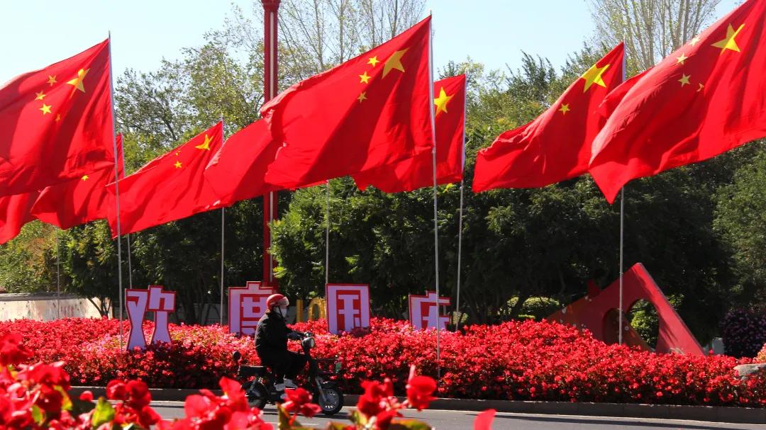 国庆假期加载中 各地涌动“中国红”