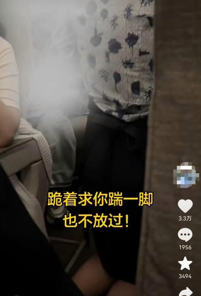 目击者称东航空姐向乘客跪了两三次