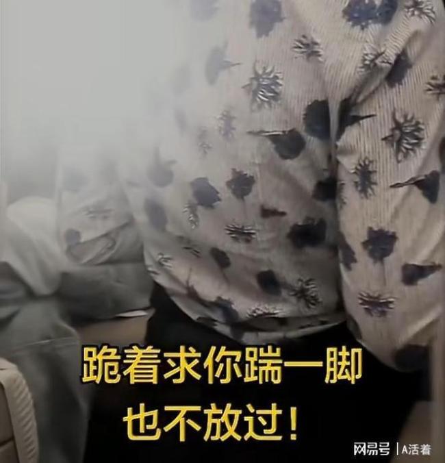东航空姐下跪道歉 高压考核下的无奈妥协