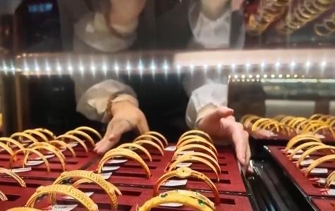 买黄金好时机到了 金价大幅下调引发购金热潮