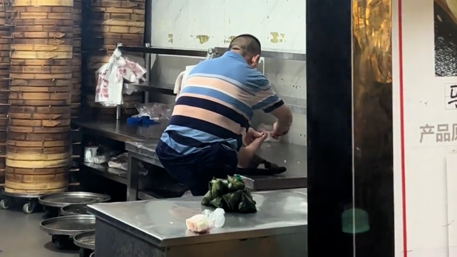 员工店内剪脚趾甲涉事店面已进行消杀