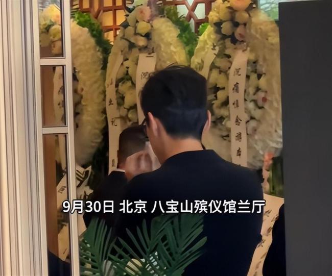 游本昌悼念厅两侧挽联令人动容 各界人士深情送别
