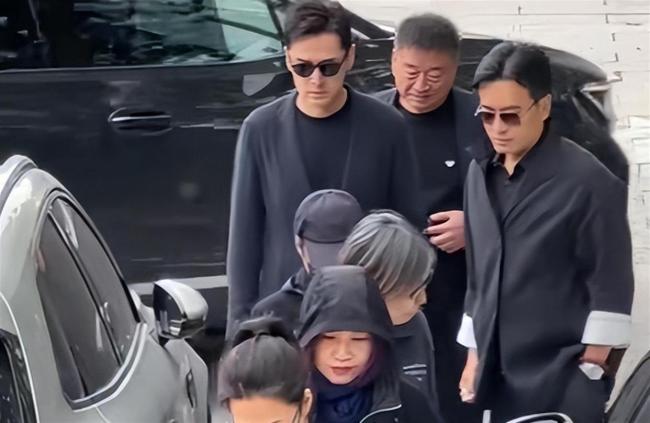 游本昌悼念厅两侧挽联令人动容 各界人士深情送别