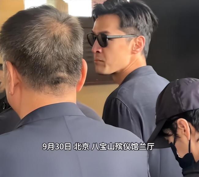 游本昌悼念厅两侧挽联令人动容 各界人士深情送别