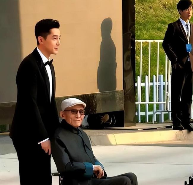 游本昌悼念厅两侧挽联令人动容 各界人士深情送别