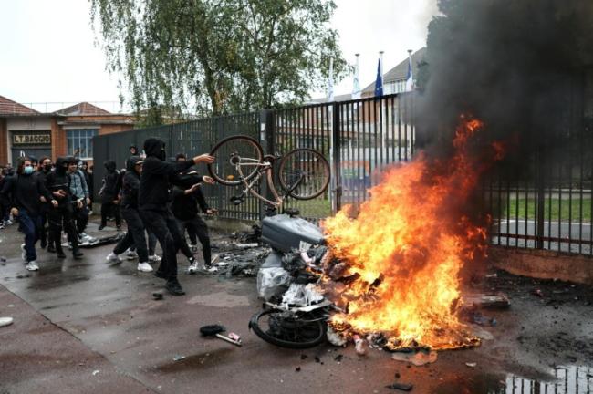 法国爆发大规模高中生抗议:焚烧垃圾桶、与警方冲突 教学资源短缺引发不满
