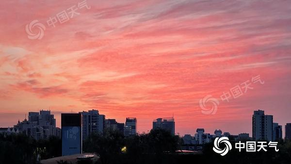 蓝白各半,今天北京天空泾渭分明,与冷空气到访有关