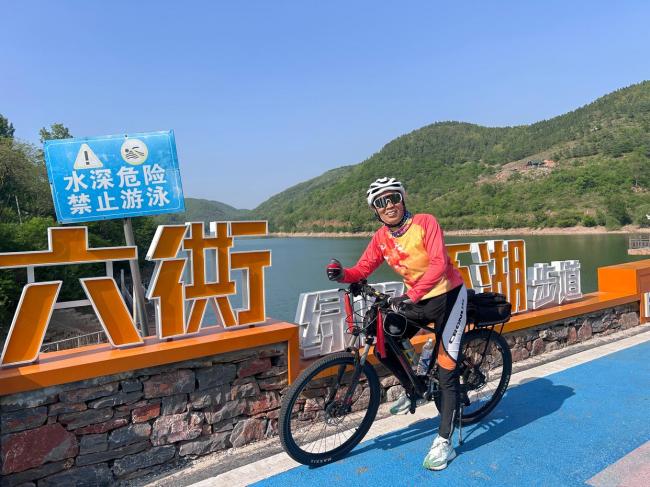 72岁奶奶撸铁5年练出少女背 坚持成就梦想
