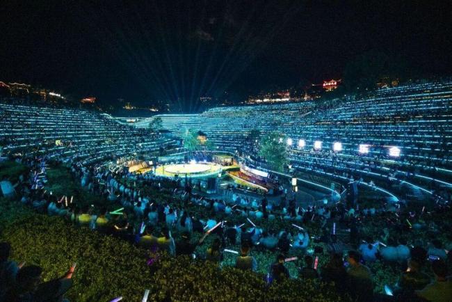 大地指纹音乐会现场全都是人 中秋月色下的诗意盛宴