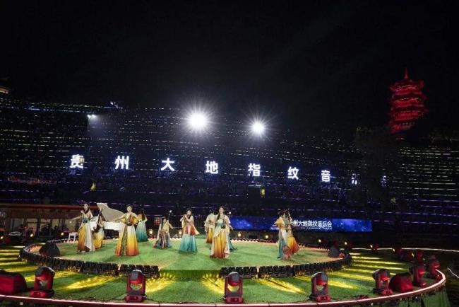 大地指纹音乐会现场全都是人 中秋月色下的诗意盛宴