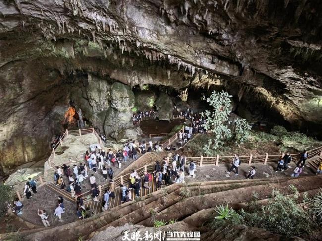 国庆假期织金洞外也“沸腾”了 溶洞秘境吸引八方来客