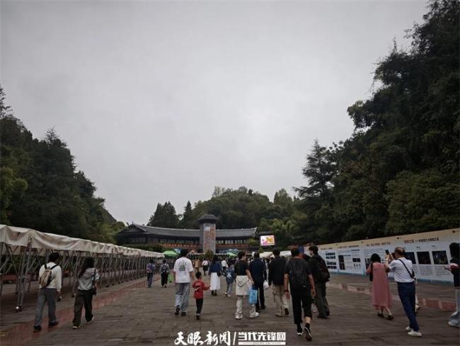 国庆假期织金洞外也“沸腾”了 溶洞秘境吸引八方来客