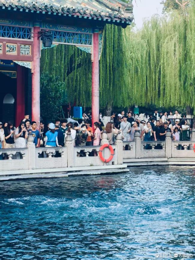 游人争相打卡天下第一泉 家国同框成亮点