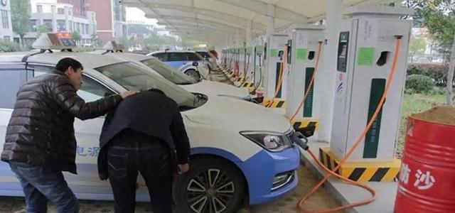 国庆开电车车主们集体兼职“调度员”