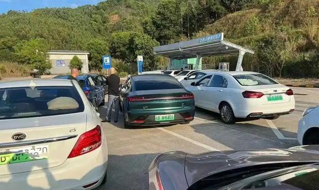 国庆开电车车主们集体兼职“调度员” 充电桩前的无奈等待
