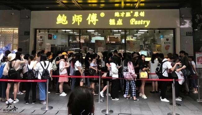 排队买60厘米长的蛋挞买的到底是什么 朋友圈素材