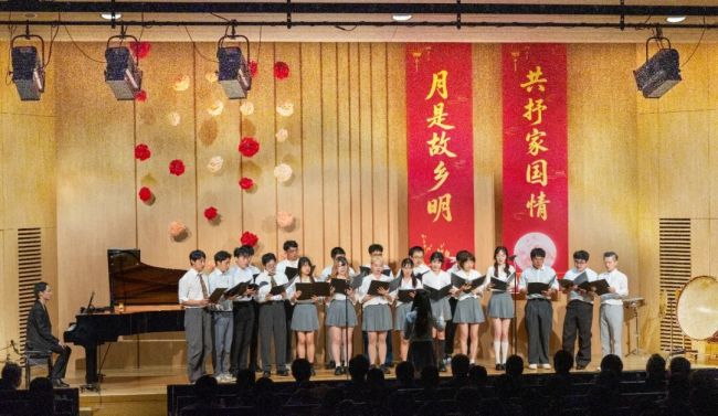 留学生高唱《红旗飘飘》祝国庆快乐 共抒家国情