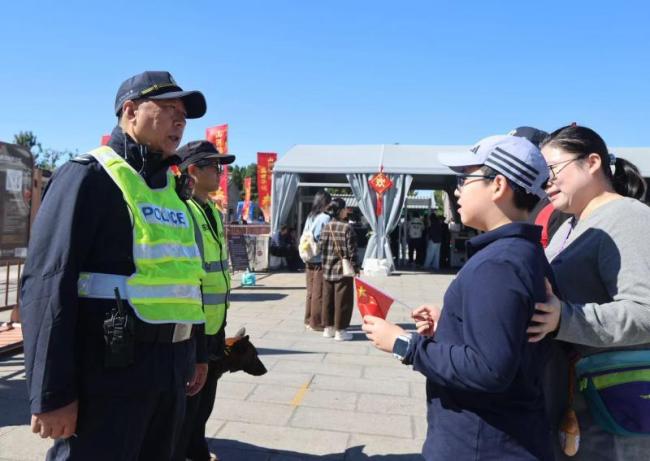 国庆假期各地景区陆续迎来游客高峰