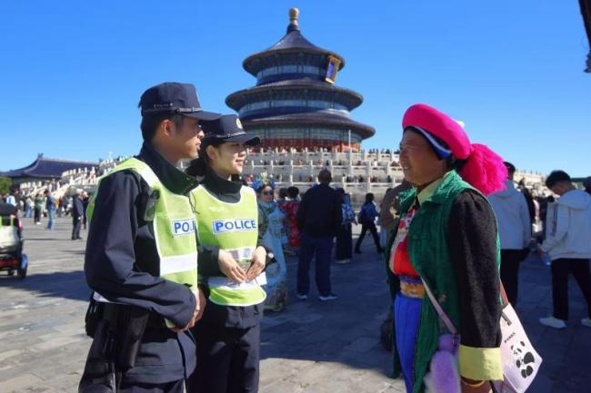 国庆假期各地景区陆续迎来游客高峰 安保措施全面升级
