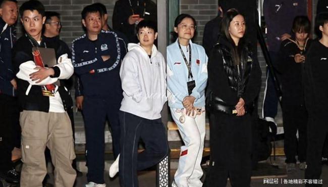 孙颖莎体验京绣亲手绣上名字缩写