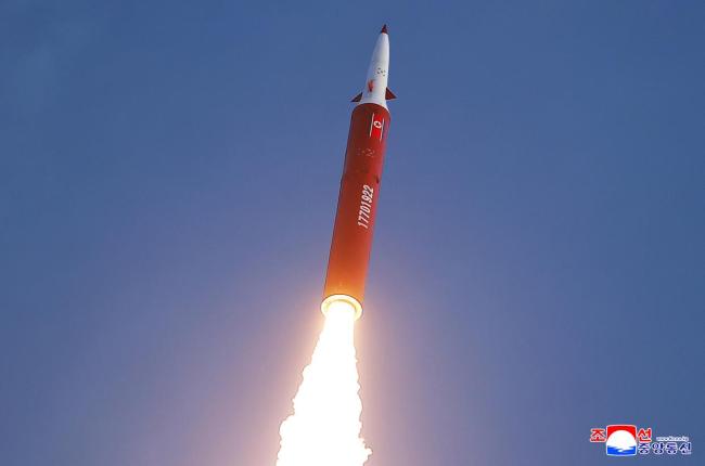 金正恩观摩中程战略导弹发射训练 展现军事实力