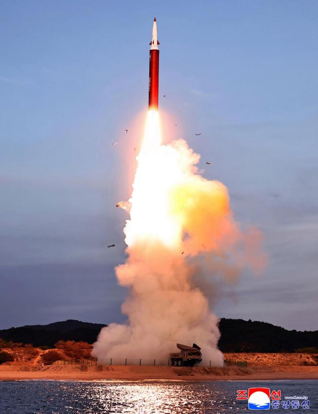 金正恩观摩中程战略导弹发射训练 展现军事实力