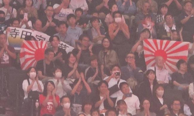 日本观众在亚运赛场举起旭日旗