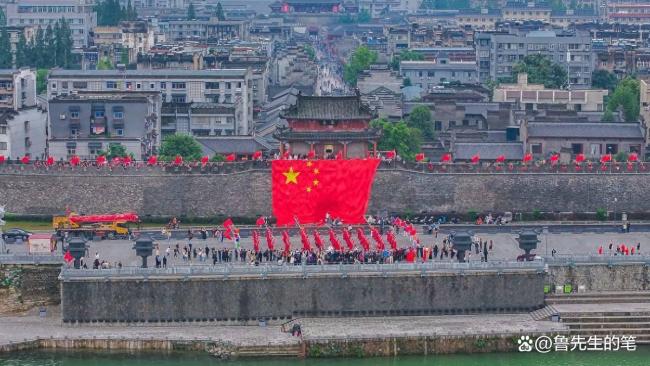 民警用红绸拼出五角星向祖国致敬 爱国需真诚而非形式主义