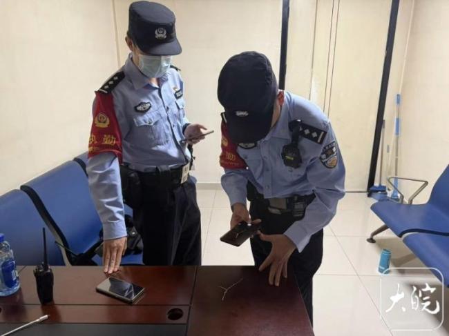 女孩候车室摔跤丢失金手链 民警找回 锦旗致谢暖人心