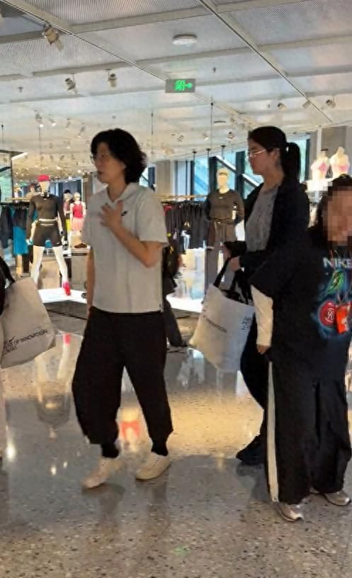 姚明妻女在上海被偶遇