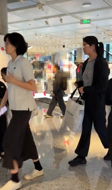 姚明妻女在上海被偶遇 16岁女儿身高195厘米引关注