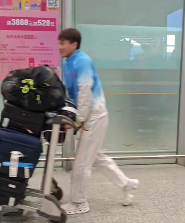 U23亚运男足携铜牌抵京 球迷热烈迎接
