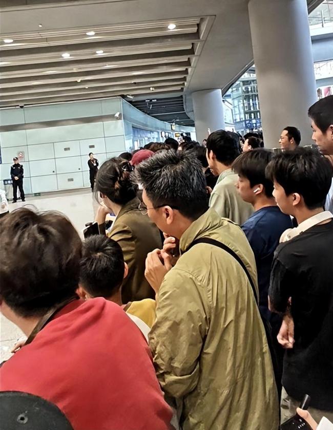 U23亚运男足携铜牌抵京 球迷热烈迎接