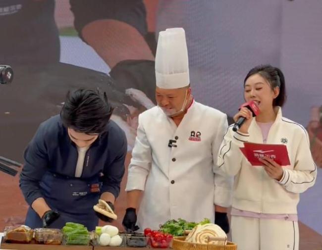 西安肉夹馍师傅已忙到3秒夹一个 老手艺登上活动舞台