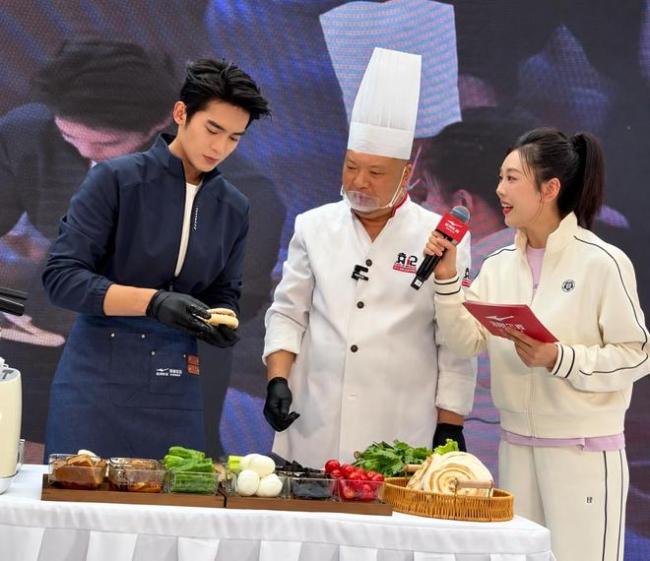 西安肉夹馍师傅已忙到3秒夹一个 老手艺登上活动舞台